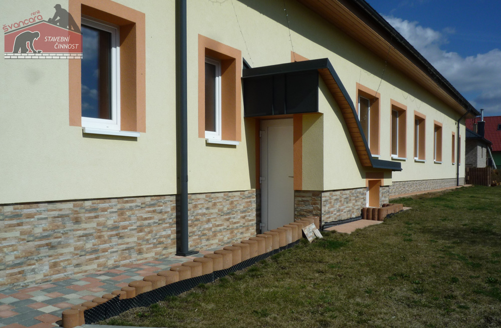 Rekonstrukce střechy a zateplení fasády, firmou René Švancara. Stavebniny - Jeseník