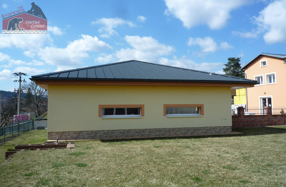 Rekonstrukce střechy a zateplení fasády, firmou René Švancara. Stavebniny - Jeseník